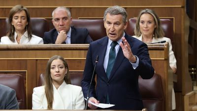 Feijóo llama "cobarde" a Sánchez por "amordazar" al Parlamento