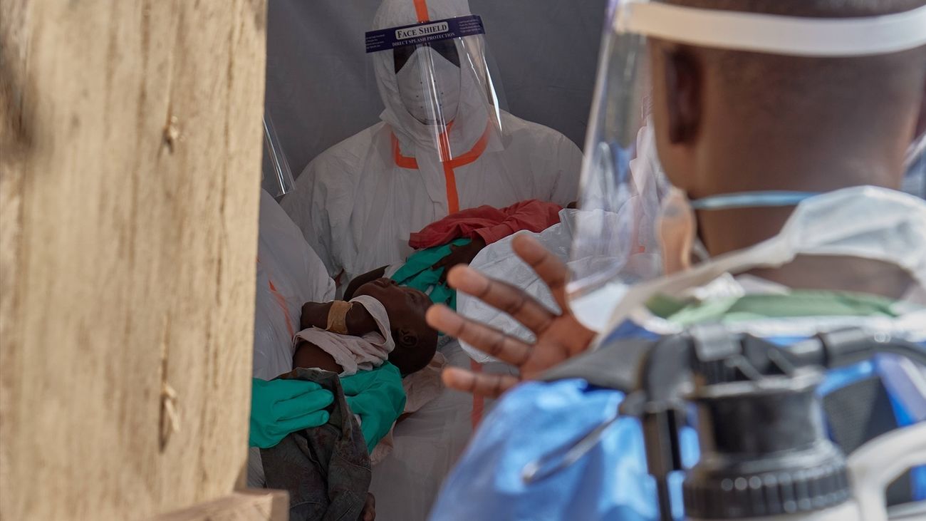 Médicos con niños enfermos en sus brazos en Bunia, Ituri, República Democrática de Congo