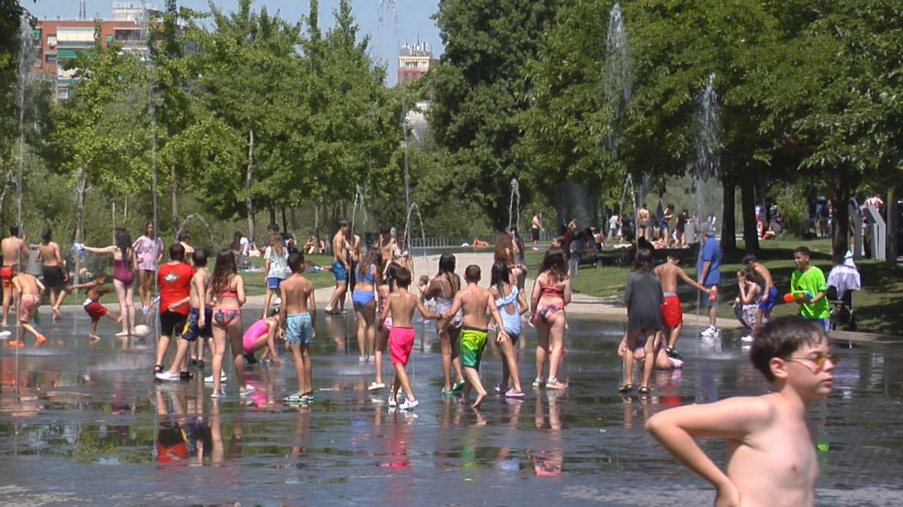 Madrid se refresca en plena ola de calor con playas urbanas y zonas nebulizadoras