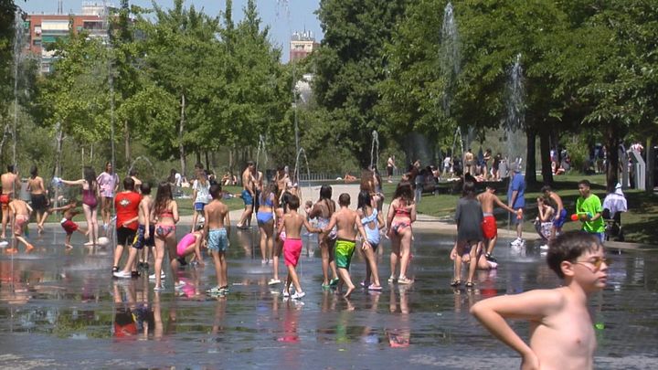 Madrid se refresca en plena ola de calor con playas urbanas y zonas nebulizadoras