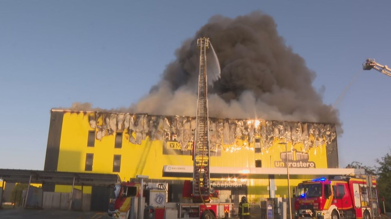 Incendio en Villaverde: Arde una nave de trasteros en la calle San Mamés con riesgo de derrumbe
