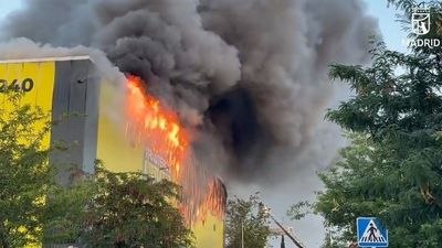 Controlado pero no extinguido el incendio que ha arrasado una nave de trasteros en  Villaverde