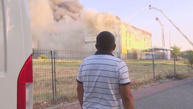 800 clientes afectados y cuantiosas pérdidas por el incendio de una nave de trasteros en Villaverde