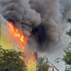Controlado pero no extinguido el incendio que ha arrasado una nave de trasteros en  Villaverde
