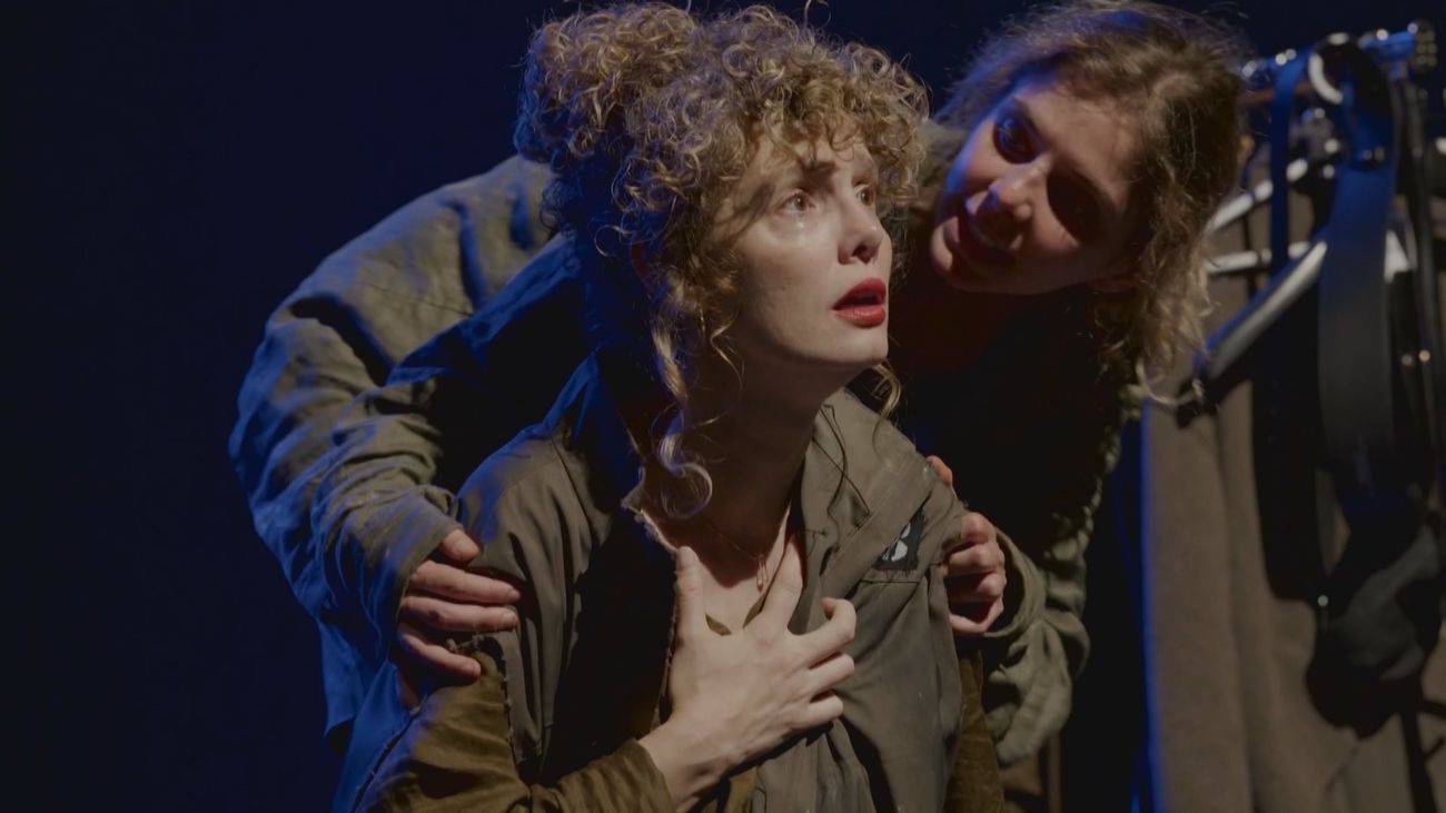 Hiba Abouk y Esther Acebo cierran la temporada de los Teatros del Canal con 'Cucaracha'