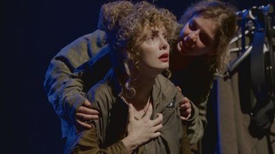 Hiba Abouk y Esther Acebo cierran la temporada de los Teatros del Canal con 'Cucaracha'