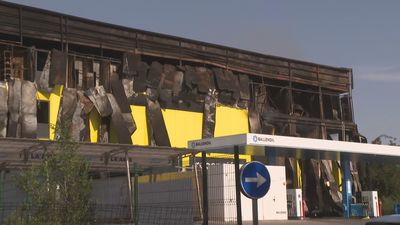 Continúan las labores de extinción en el incendio de una nave de trasteros de Villaverde