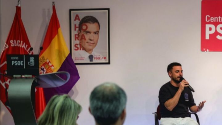 Colocan una bandera republicana en el acto de una agrupación socialista de Madrid