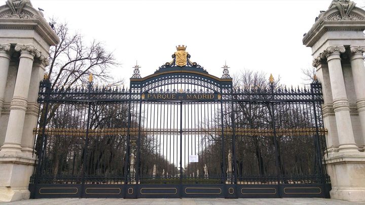 Cierra el Retiro por fuertes vientos y con el nuevo protocolo del Ayuntamiento de Madrid
