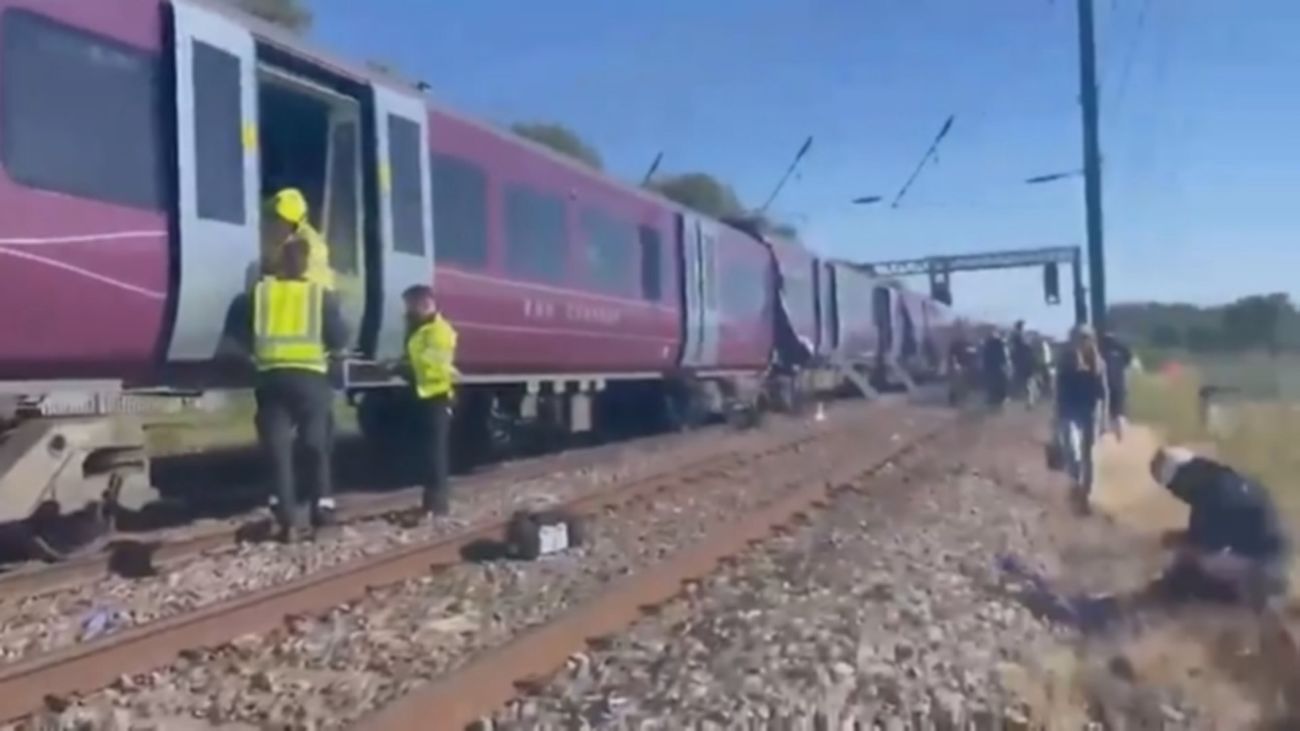 Al menos 50 heridos tras chocar dos trenes en Inglaterra