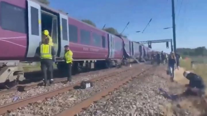 Al menos 50 heridos tras chocar dos trenes en Inglaterra