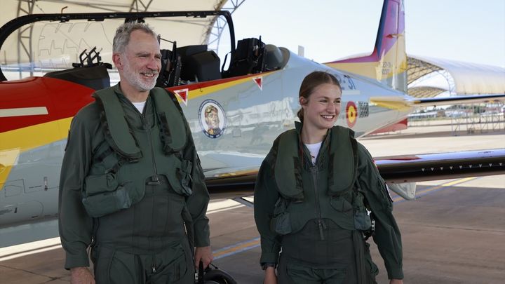 El rey Felipe VI y la princesa Leonor vuelan juntos en la Academia General del Aire en San Javier