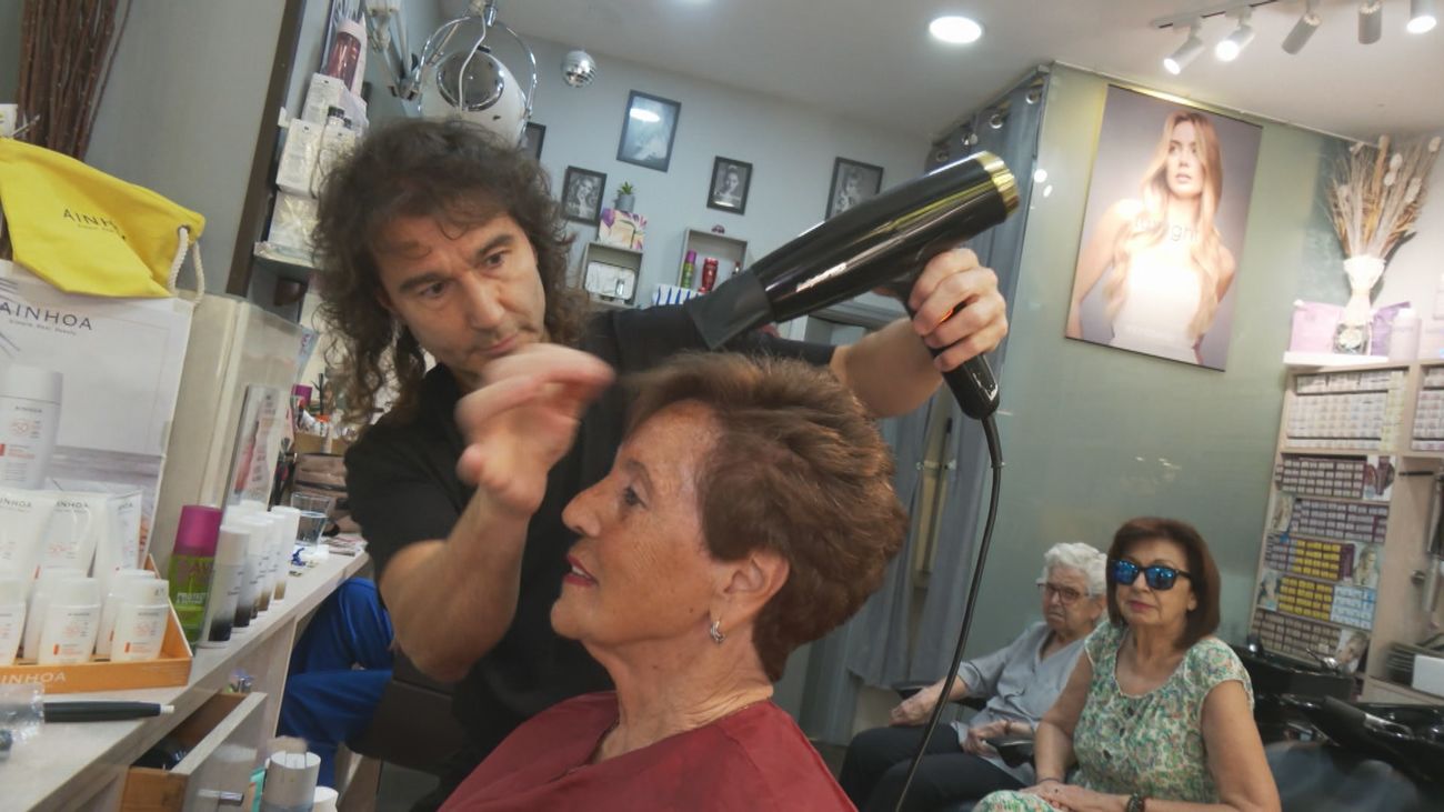 Una peluquería de Arganzuela celebra 95 años de historia con la vista puesta en el centenario