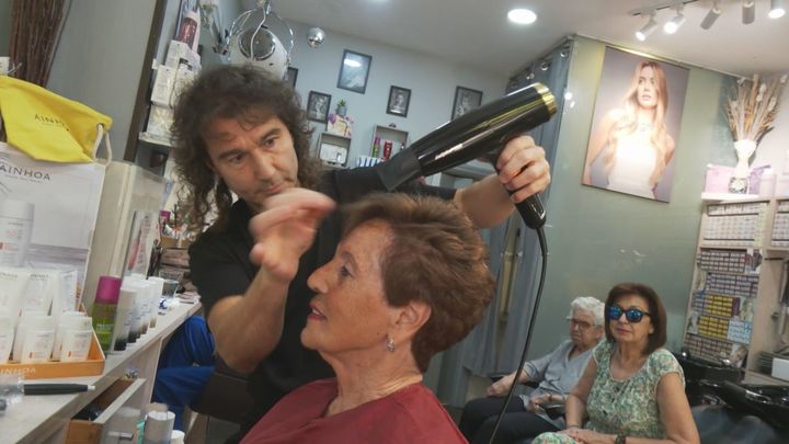 Una peluquería de Arganzuela celebra 95 años de historia con la vista puesta en el centenario