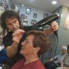 Una peluquería de Arganzuela celebra 95 años de historia con la vista puesta en el centenario