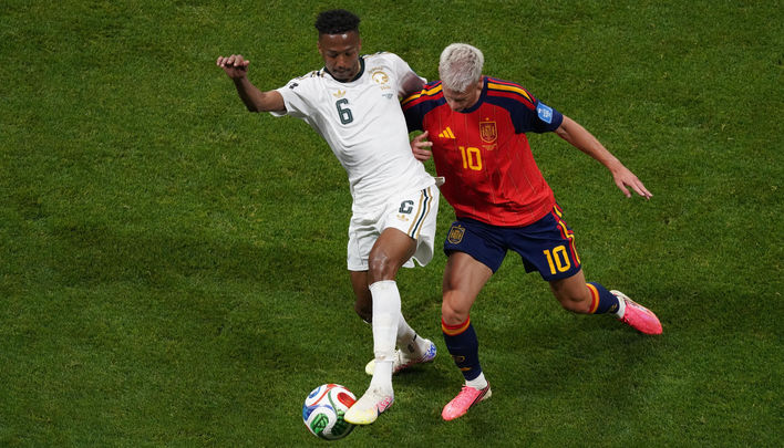 Dani Olmo ante Arabia / EFE