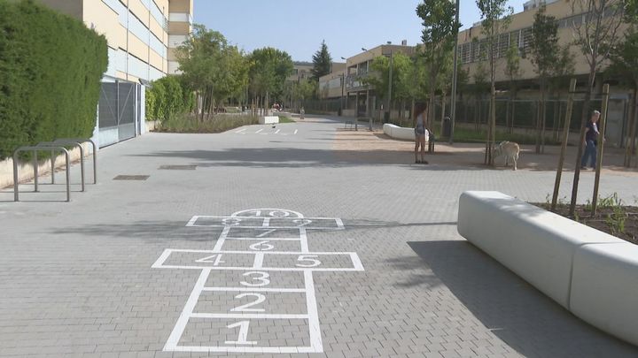 La calle de Oberón de Moratalaz se convierte en una vía peatonal, accesible y verde