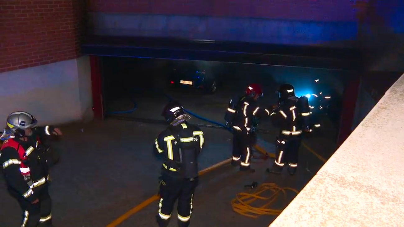 Incendio en el garaje de un edificio de viviendas en San Fermín, con dos cohes quemados