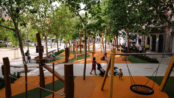 Almeida visita la remodelada plaza de Chamberí