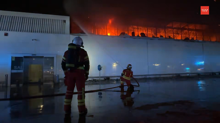 Controlado un incendio en una nave de repuestos de piscinas en San Fernando de Henares