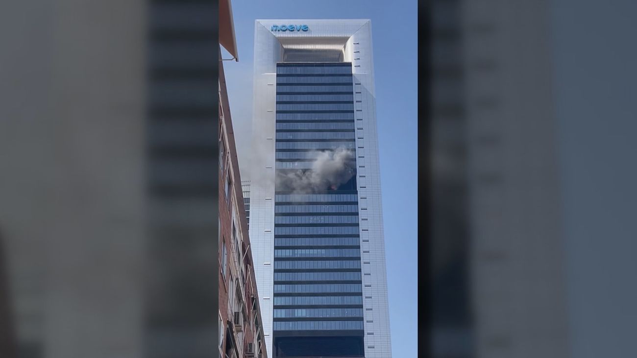 Extinguido el incendio en la torre Moeve de la Castellana que había obligado a desalojar el edificio