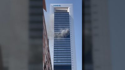 Extinguido el incendio en la torre Moeve de la Castellana que había obligado a desalojar el edificio