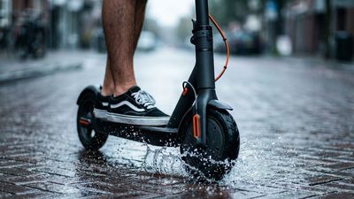 Nuevas normas de circulación: edad mínima para patinetes y guantes para conductores y pasajeros