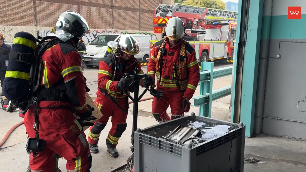 Bomberos atajan un incendio de baterías en una nave de alquiler de vehículos en Coslada