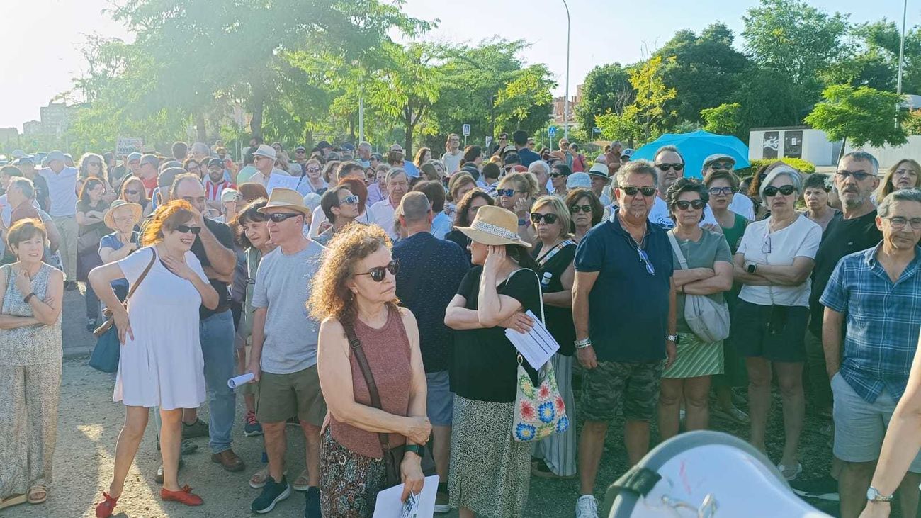 Concentración de vecinos de Valdebernardo contra una nueva gasolinera en el barrio