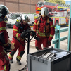 Bomberos atajan un incendio de baterías en una nave de alquiler de vehículos en Coslada