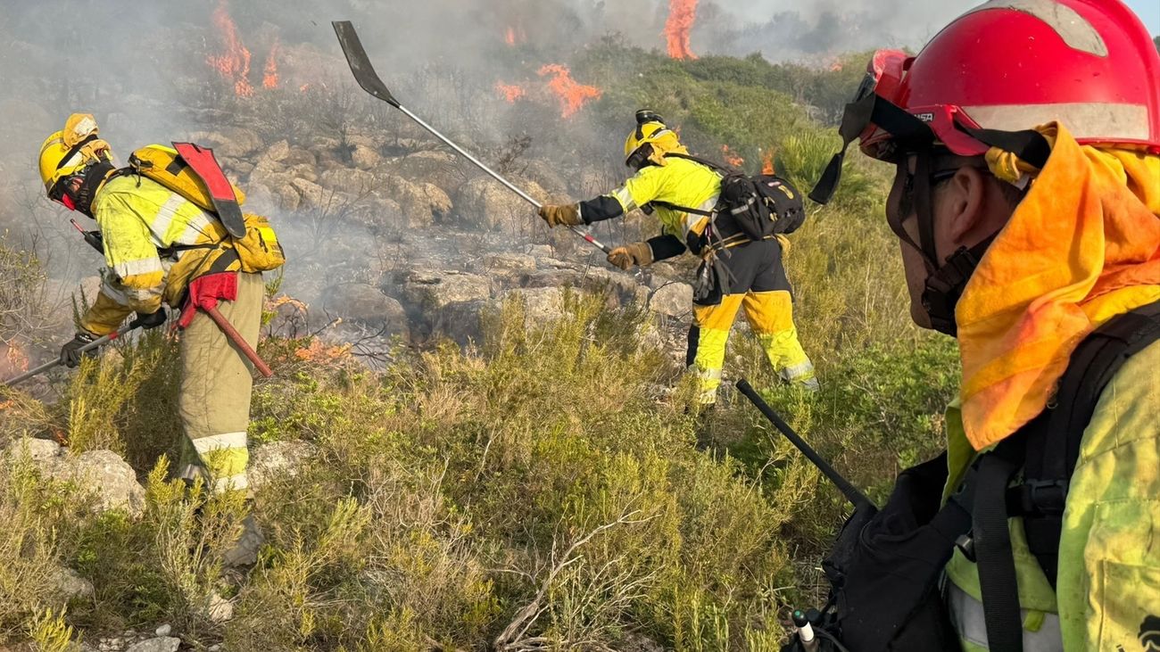 Brigadas trabajan en la extinción de un incendio en Benicarló, Castellón, a 23 de junio de 2026