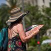 El abanico desafía al calor y vuelve a convertirse en el rey del verano