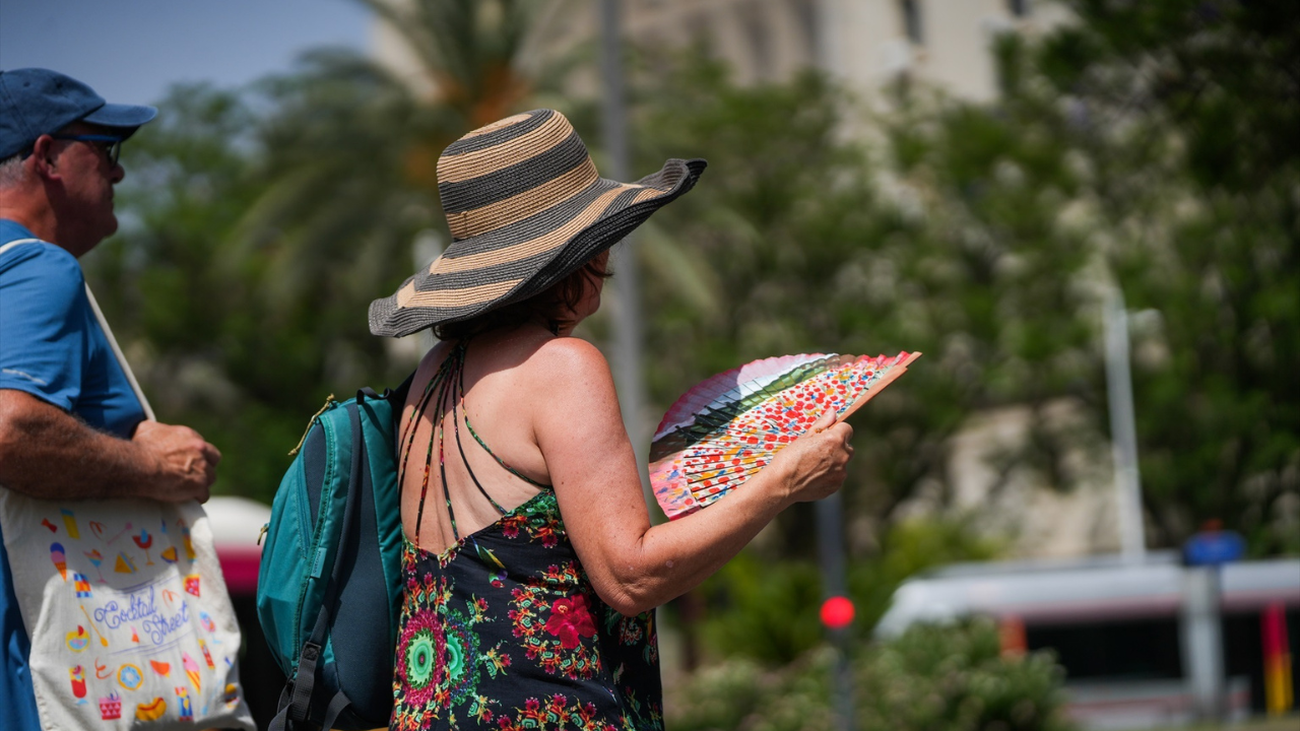 El abanico desafía al calor y vuelve a convertirse en el rey del verano