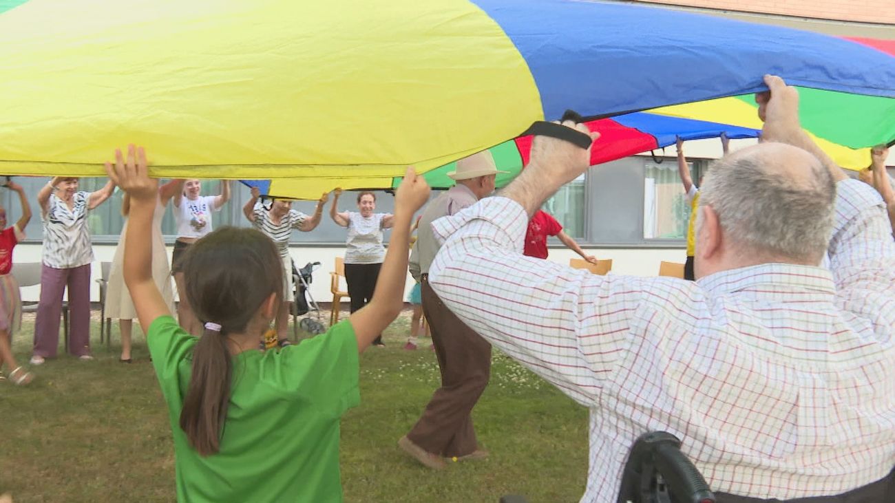 Niños y mayores comparten verano en los campamentos intergeneracionales de Madrid