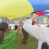 Niños y mayores comparten verano en los campamentos intergeneracionales de Madrid