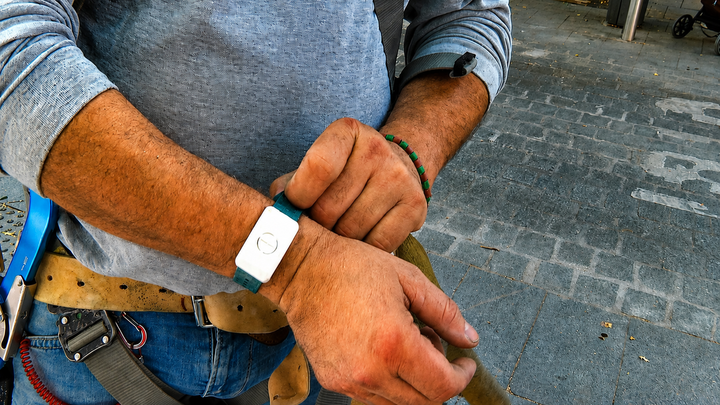 Pulseras inteligentes para evitar un golpe de calor y proteger a los que trabajan bajo el sol