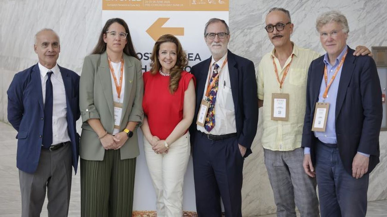 La consejera de Sanidad, Fátima Matute, con miembros del foro europeo contra la ELA