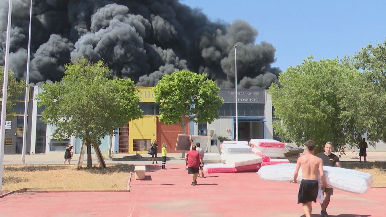 Seis heridos, dos de ellos policías, en el incendio de varias naves industriales en Yecla (Murcia)