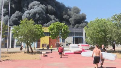 Seis heridos, dos de ellos policías, en el incendio de varias naves industriales en Yecla (Murcia)