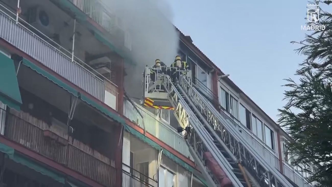 Herida grave una mujer por inhalación de humo en el incendio de una vivienda en la calle Sánchez Preciado