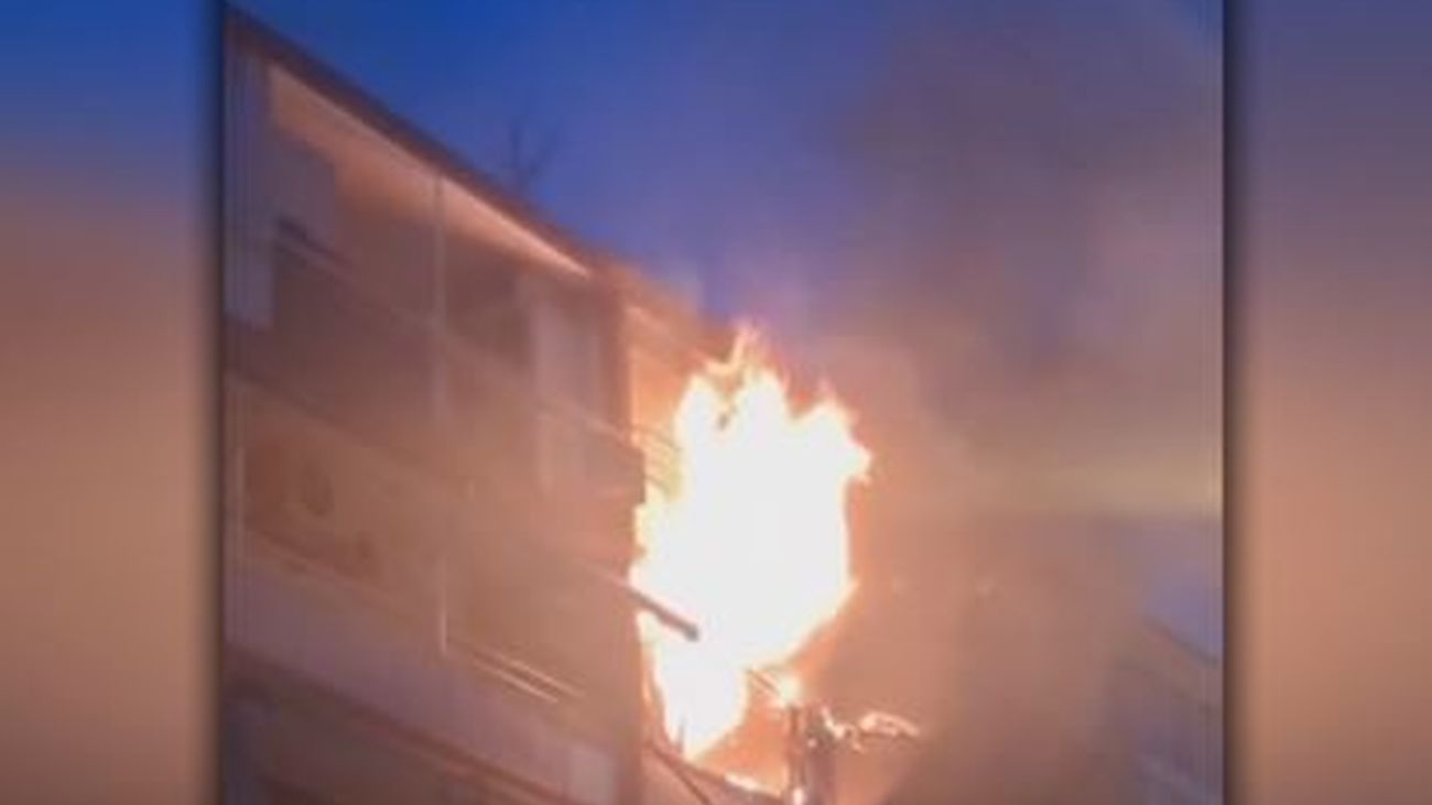 Herida grave una mujer por inhalación de humo en el incendio de una vivienda en la calle Sánchez Preciado