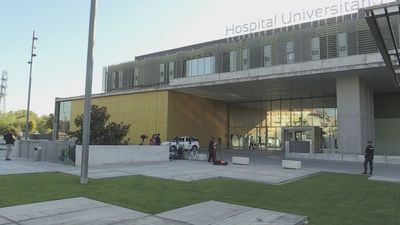 Aparecen micrófonos ocultos en el despacho de un directivo de Quirón para el que trabaja el novio de Ayuso