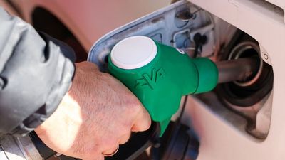 Colas en las gasolineras ante la posible subida del carburante con el fin del decreto anticrisis