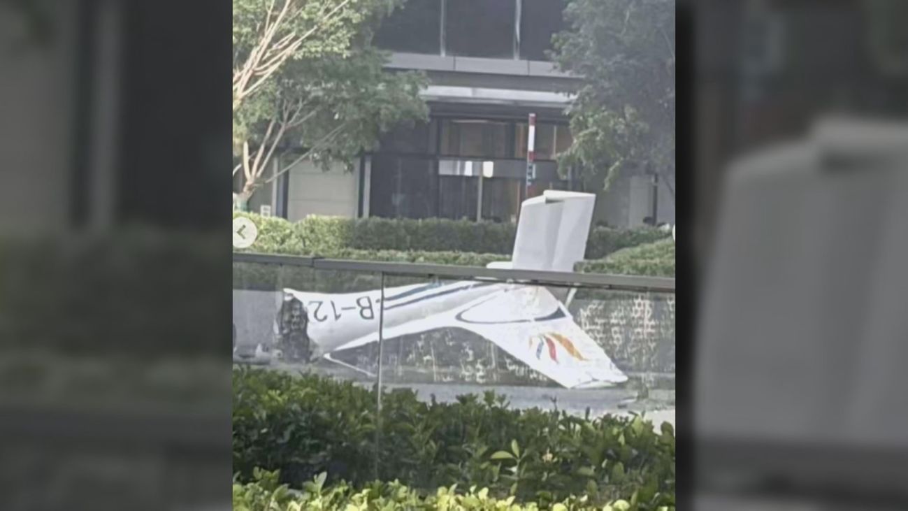 Se estrella una avioneta contra el edificio más alto de Pekín