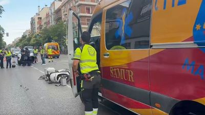 En estado grave un joven de 30 años al chocar su moto con un coche en la calle General Ricardos