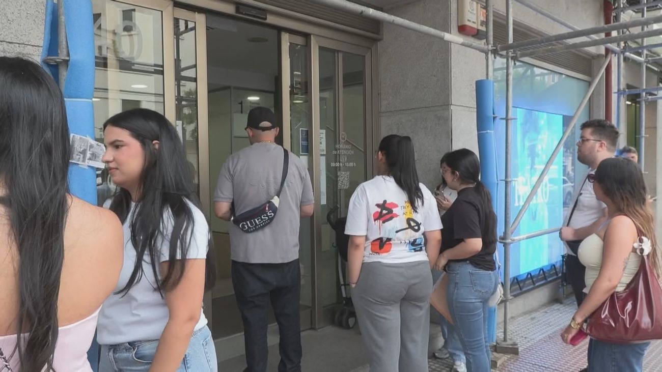 Miles de venezolanos esperan en el consulado de Madrid información sobre sus familiares tras el terremoto