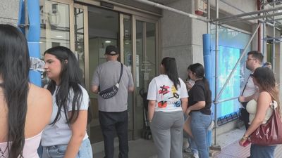 Miles de venezolanos esperan en el consulado de Madrid información sobre sus familiares tras el terremoto