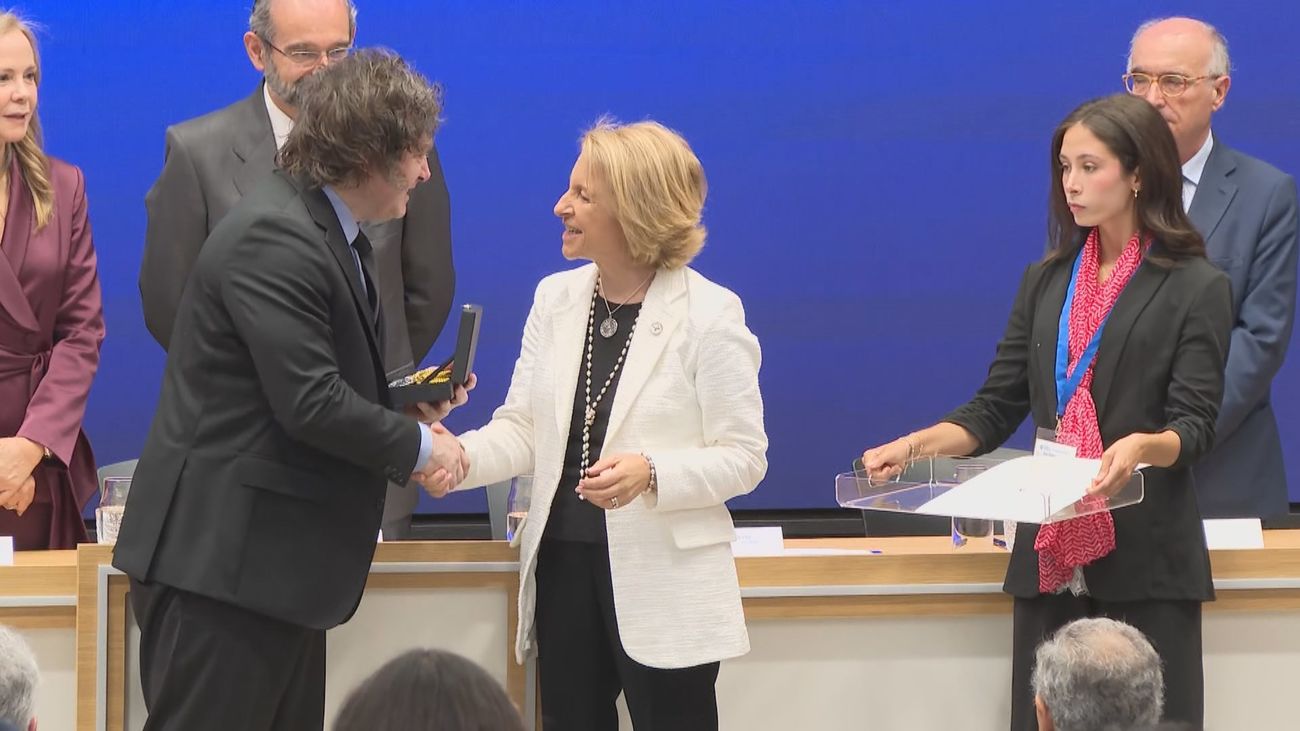 Milei recibe en Madrid la medalla de honor de la Universidad San Pablo CEU