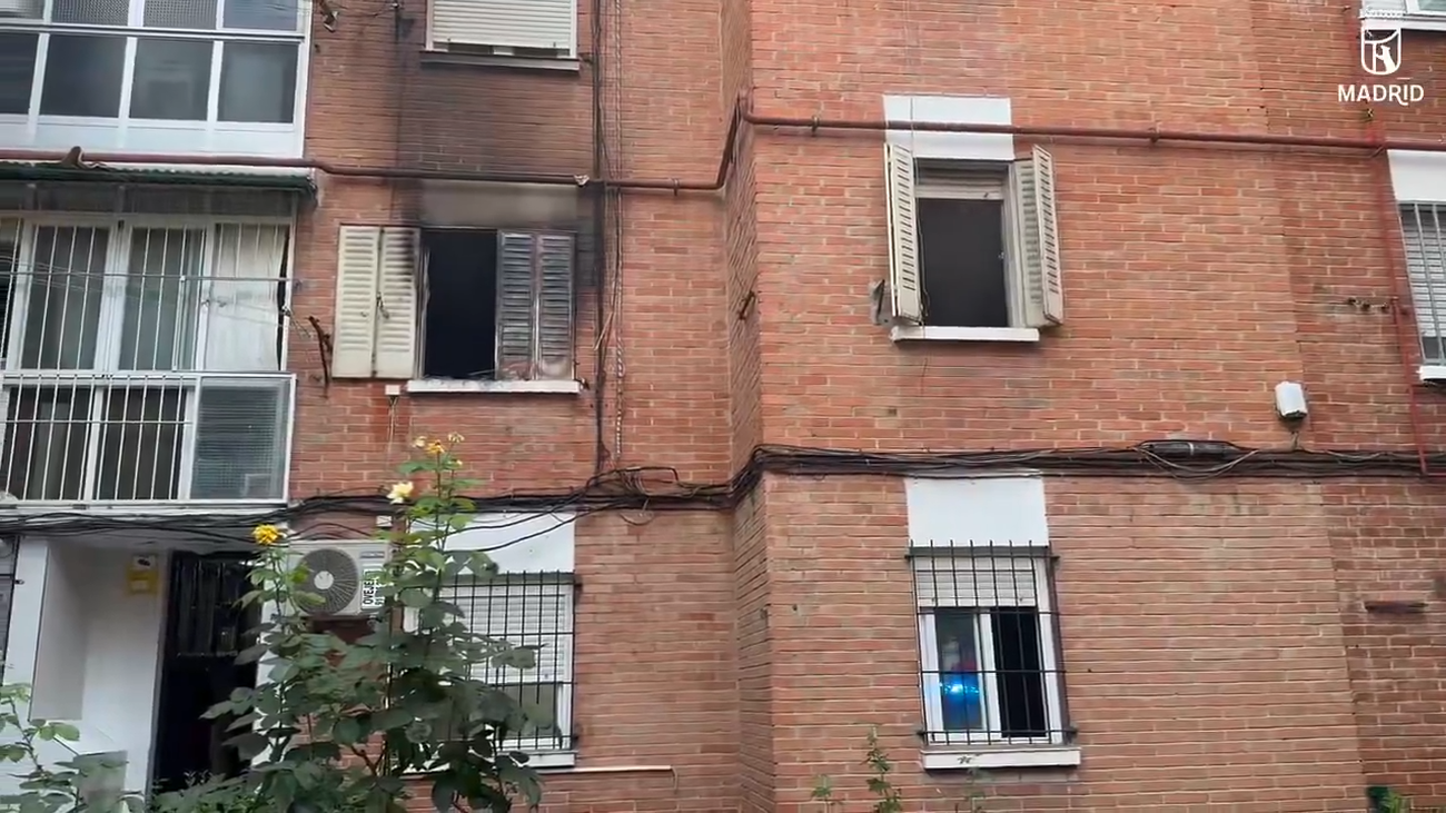 Quince personas atendidas, una de ellas en estado muy grave, tras un incendio de una vivienda  en Villaverde