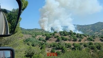 Un detenido por el incendio que ha obligado a confinar Tiana (Barcelona) y sus alrededores